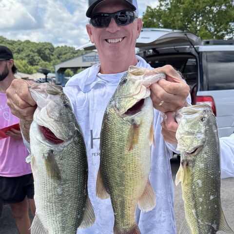 Wayne Byars - tournament winner with 9.30 lbs, including 2nd Big Bass of 3.73 lbs.